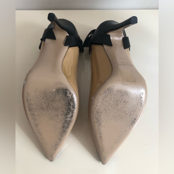 Authentic Valentino Garavani Leather Black Bow Heel Pumps.
Size 37 1/2 - Picture 9 of 12